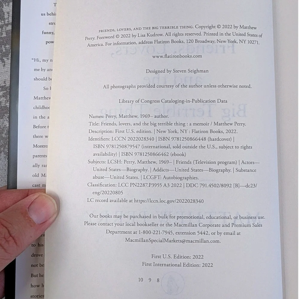Friends Lovers and the Big Terrible‎ Thing Matthew Perry Memoir Hardcover 2022
